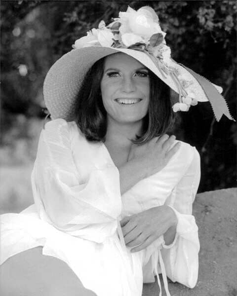 Barbi Benton beyaz elbise ve şapkalı gülümseyen portre 1970'lerin 8x10 inç fotoğrafı