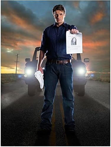 Sürücü (TV Dizisi 2007 -) (8 inç x 10 inç) FOTOĞRAF Nathan Fillion Kayıp Posteri Tutan Tam Vücut kn