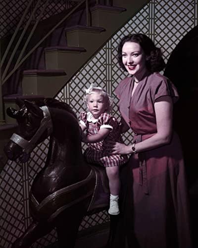 Linda Darnell, kızı Lola ile tahta at üzerinde 1940'lar dönemi 8x10 inç fotoğraf